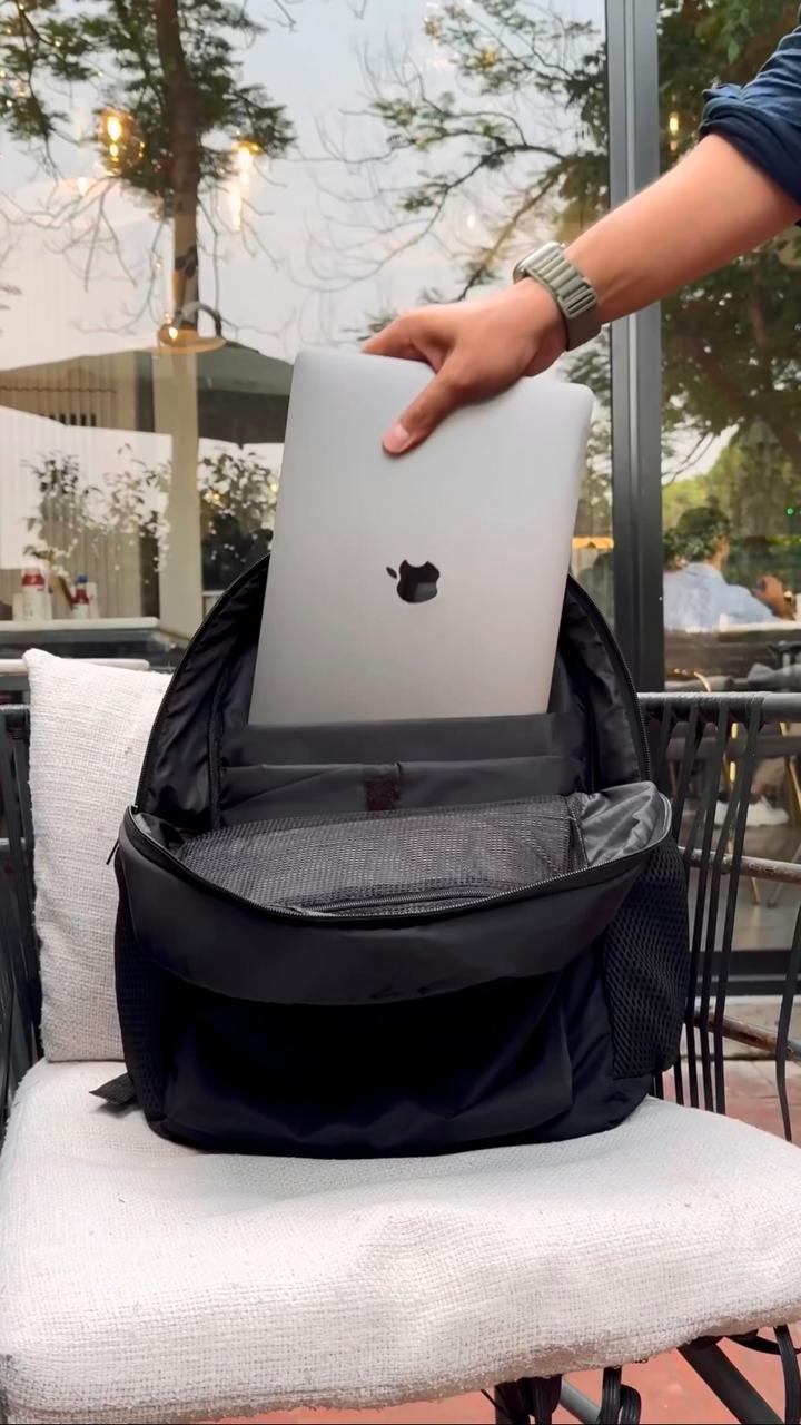 Carbon Fiber Traveller's 16" Laptop Backpack