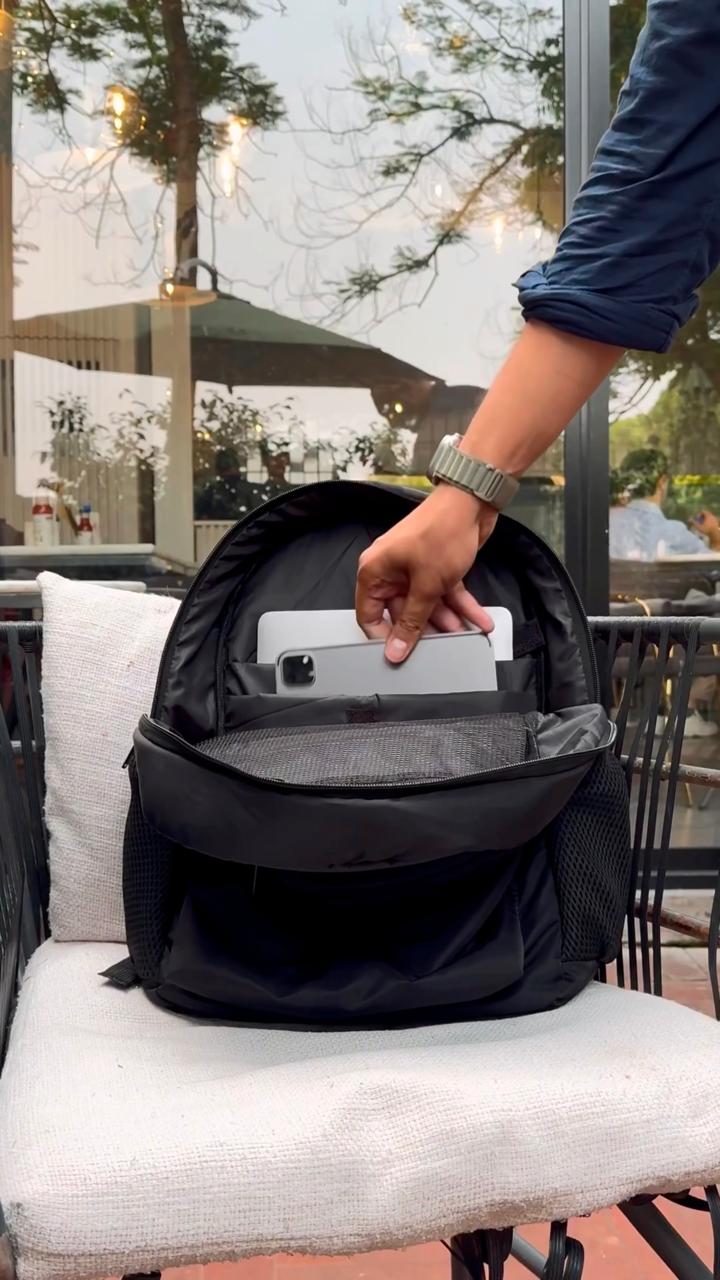 Carbon Fiber Traveller's 16" Laptop Backpack